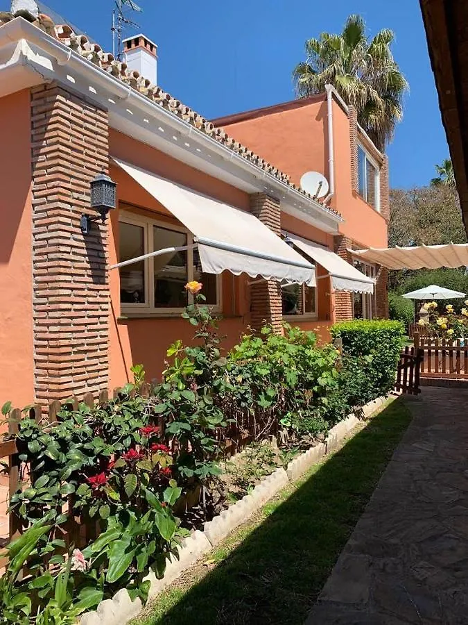 Chalet Con Piscina A 50 M De La Playa . Marbella