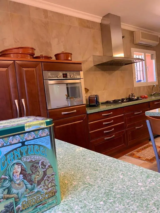 Chalet Con Piscina A 50 M De La Playa . Marbella